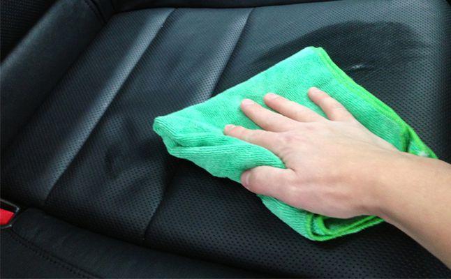 تنظيف المقاعد الجلدية في السيارة